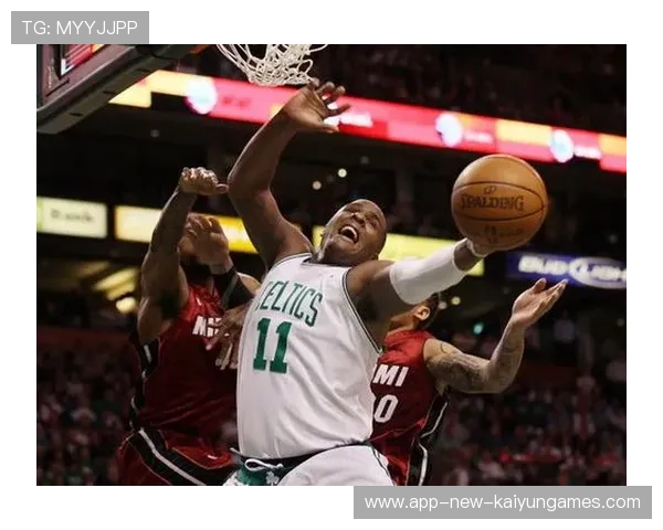 戴维斯续约僵局成各队竞购焦点——篮坛风云再起，谁能扛起未来的大旗