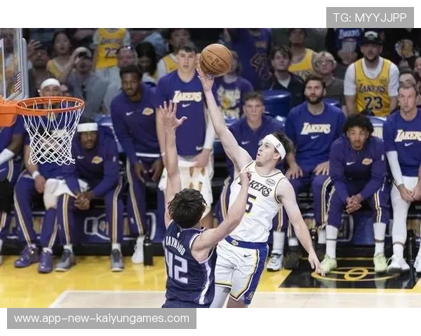 湖人里夫斯末节连中三分，主场直接起立